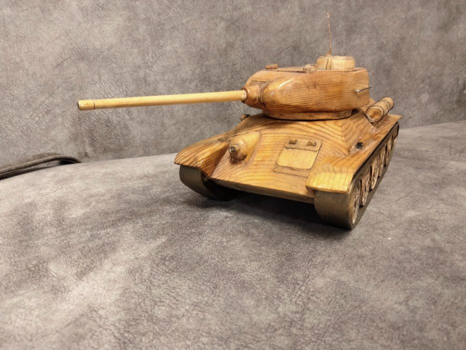 Модель из танка Т-34 из дерева.Кабинетный вариант.