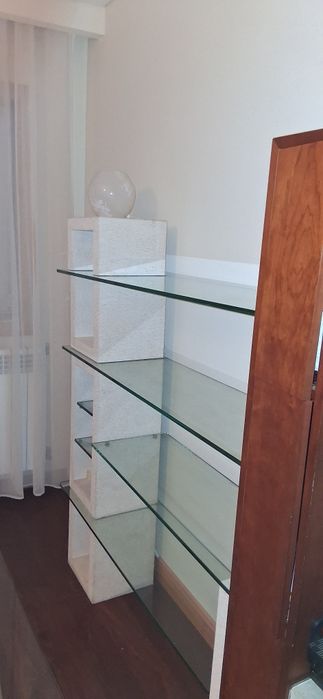 Estante de sala e mesa de centro