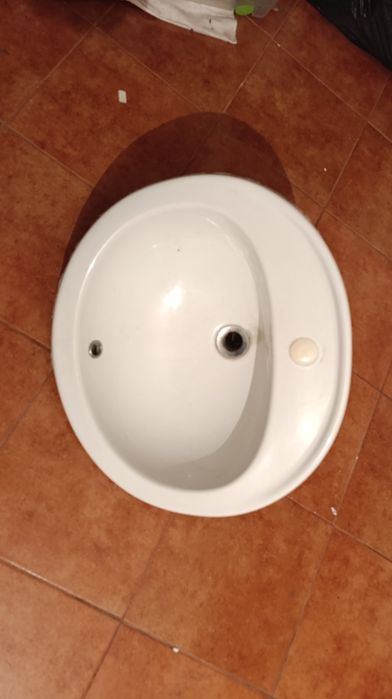 Lavatório de WC com tampo de encaixe em pedra
