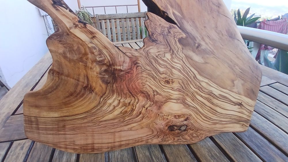 Tabua rustica em oliveira com características naturais