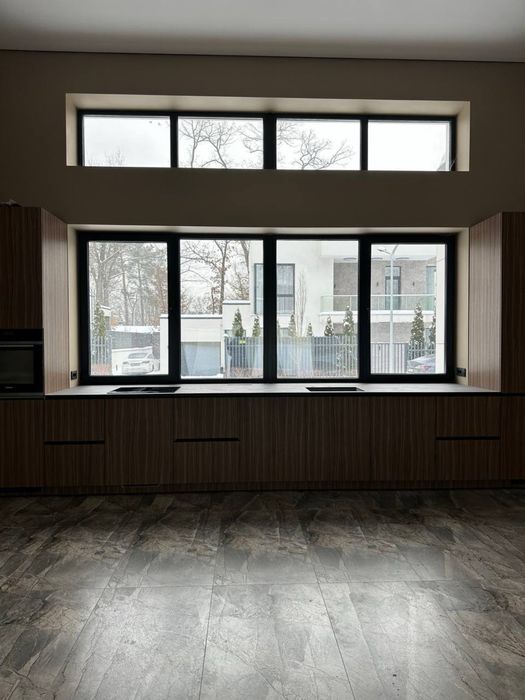 Продаж будинку з ремонтом в закритому КМ в Лісниках, 8 соток, газ