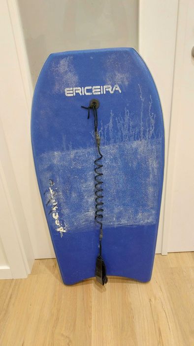 Pranchas de bodyboard e pés de pato