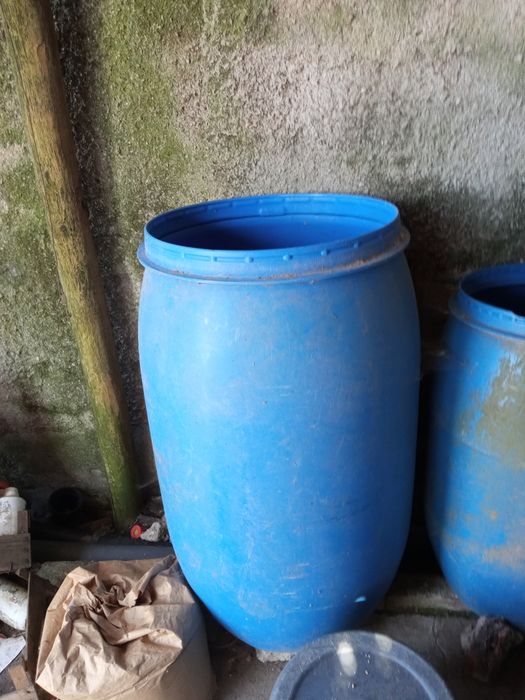 Vendo bidões de plástico