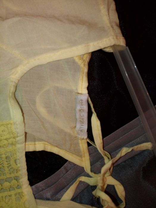 żółta bluzka odkryte ramiona