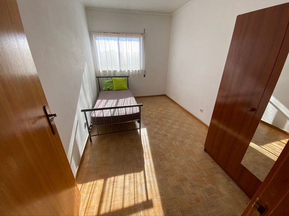 T2 Arrendo – Muito Sol (Sudoeste), Piso Alto, Silêncio, Sossego, e Transportes: Comboio, Metro e BUS - PRAGAL (5 minutos a pé)