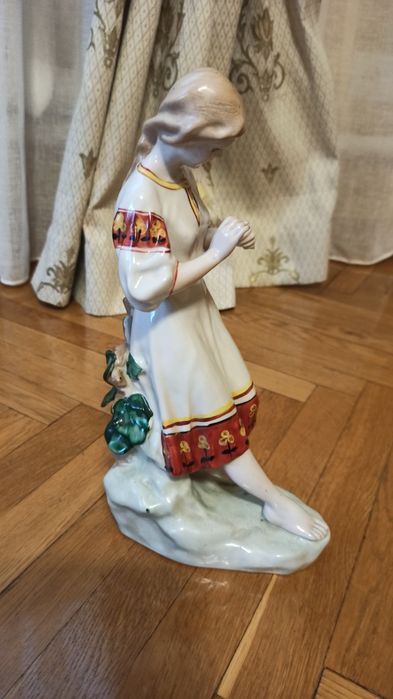 Порцелянова статуетка "Ворожіння на ромашці"