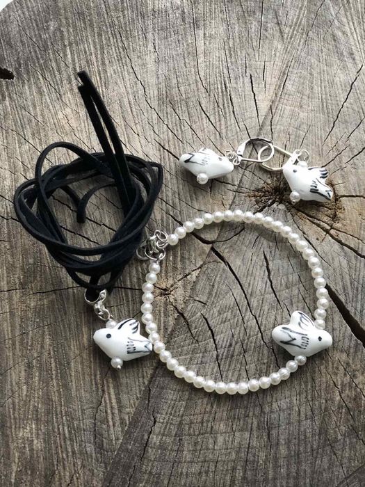 Чокер з горлицею , пташкою на основі .