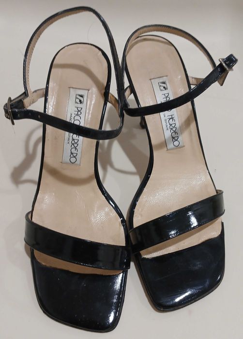 Sandálias de verniz preto, com salto alto, marca Paco Herrero — n.º 40