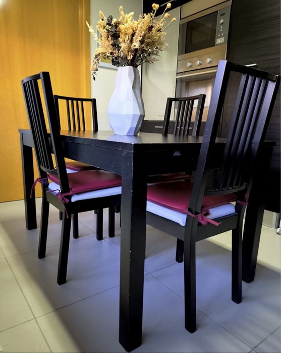4 cadeiras e mesa de cozinha