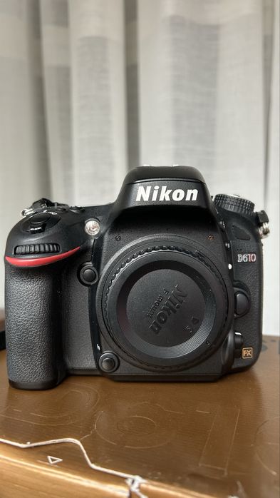 Повнокадрова дзеркальна камера Nikon D610