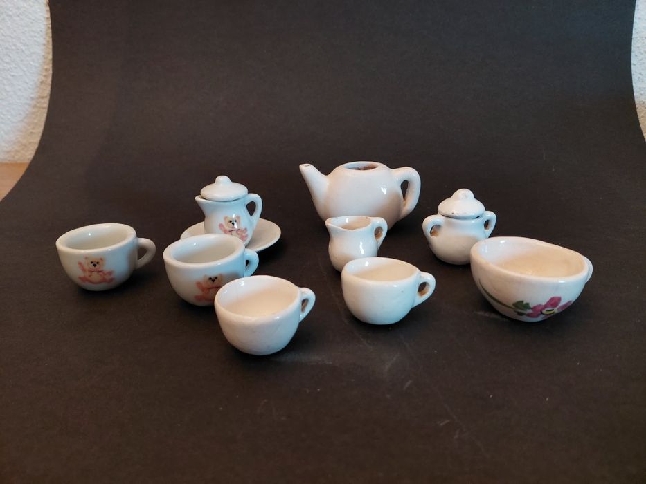 Lote de louças miniaturas em cerâmica.