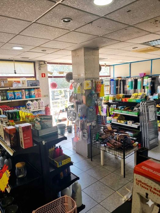 trespasse de minimercado em pleno funcionamento