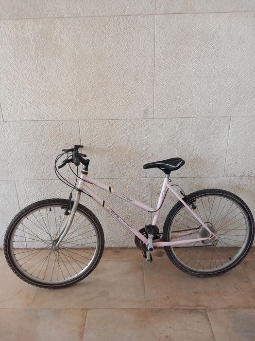 Bicicleta cor de rosa