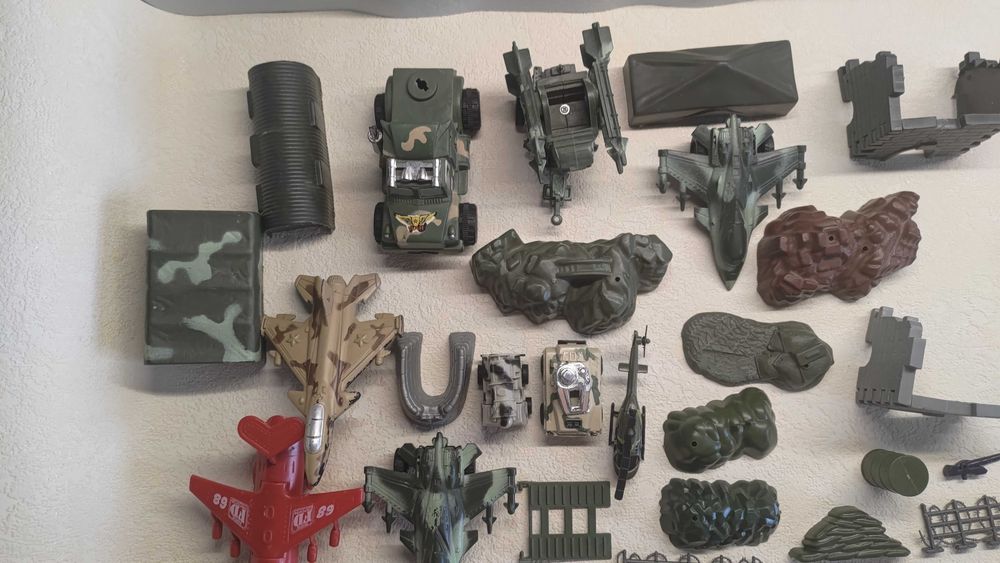 Солдатики.самолет.ланшафт.грузовик.веенный.90-х годов.цена за все.