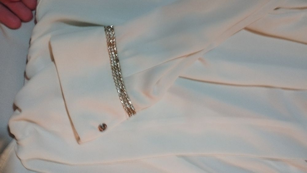 Blusas leves manga comprida creme e estampada