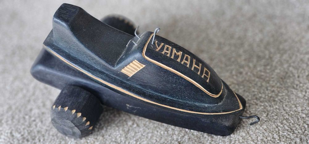 Peças de artesanato em arame, couro e madeira