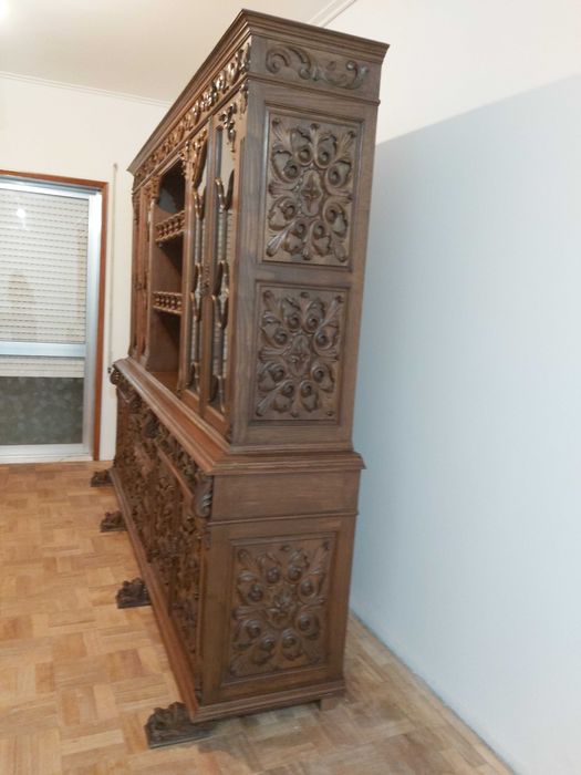 Aparador/Vitrine/Armario clássica impecável.Madeira maciça esculpida.