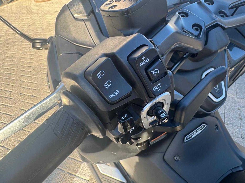 MOTOCICLO YAMAHA TMAX560