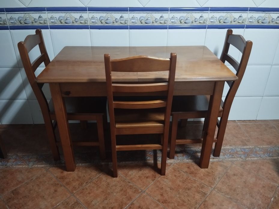 Mesa com 4 cadeiras