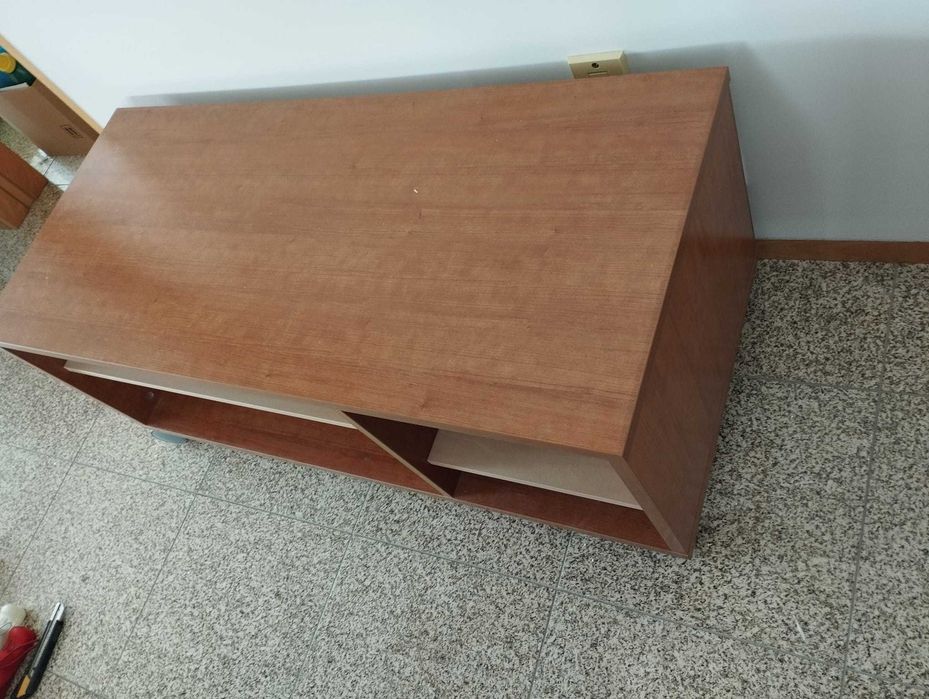 Móvel de TV com rodas