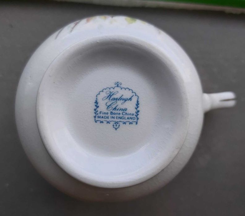 Oito chávenas de chá inglesas