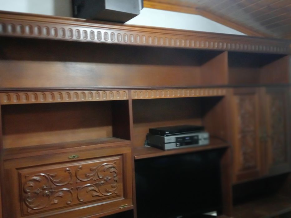 Vendo móvel de sala antigo,em madeira maciça,tifo trabalhado