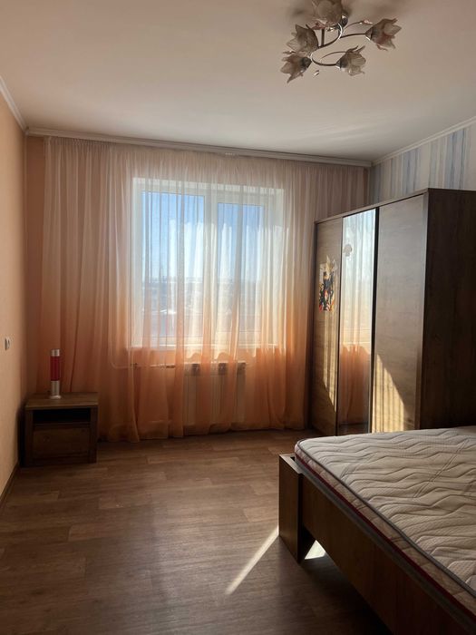 Простора 2-к квартира ,середний поверх