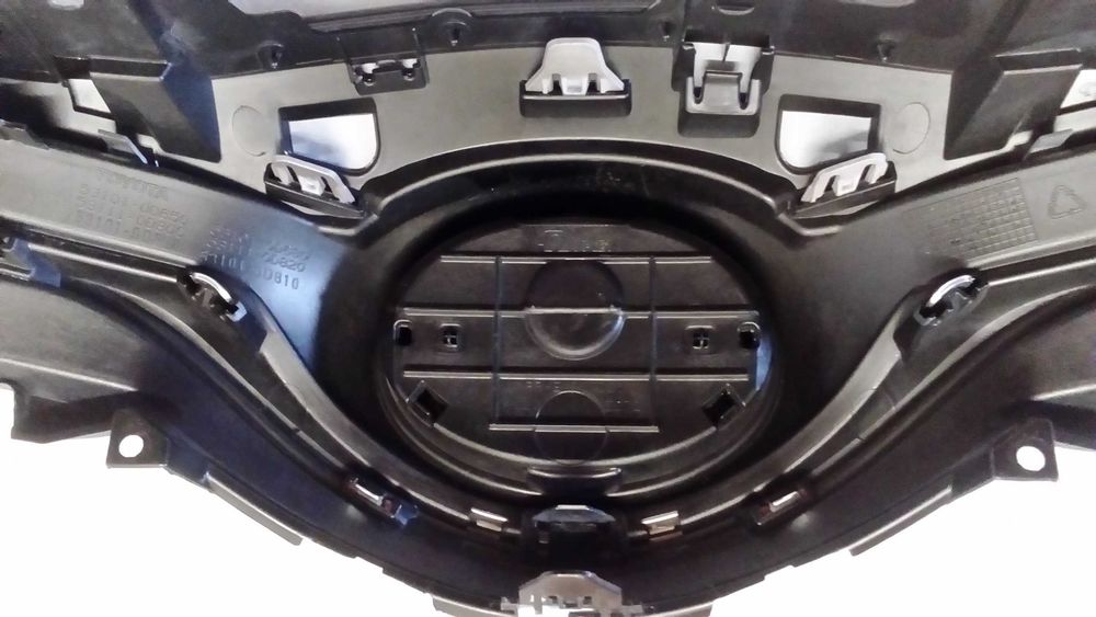 Toyota Yaris III FL Hybrid 2014–2017 – grill + reflektor lewy i prawy