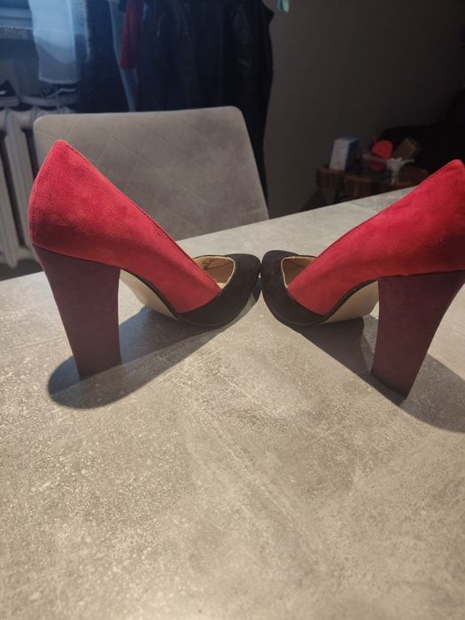 Buty na słupku trzy kolorowe