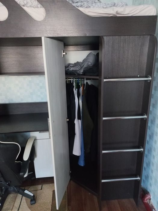 Дитяче ліжко-горище зі шкафом і столом