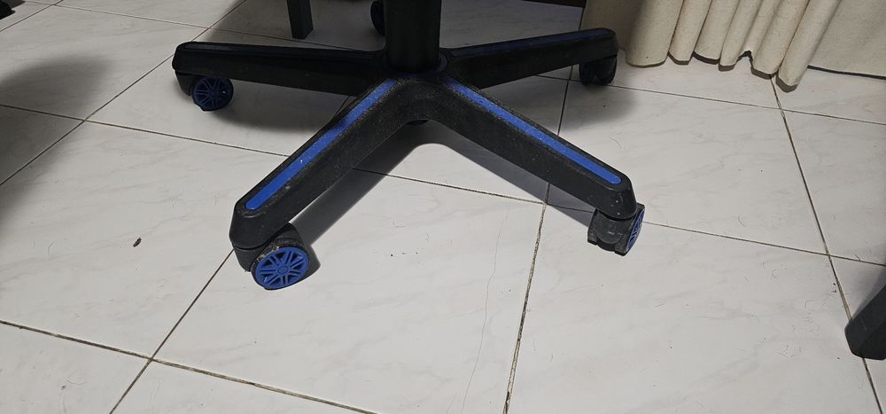 Cadeira gaming preta em bom estado