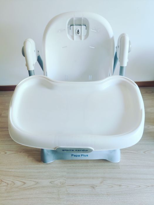 Cadeira de refeição Pierre Cardin 

É usado com sinais de uso. Tem peq