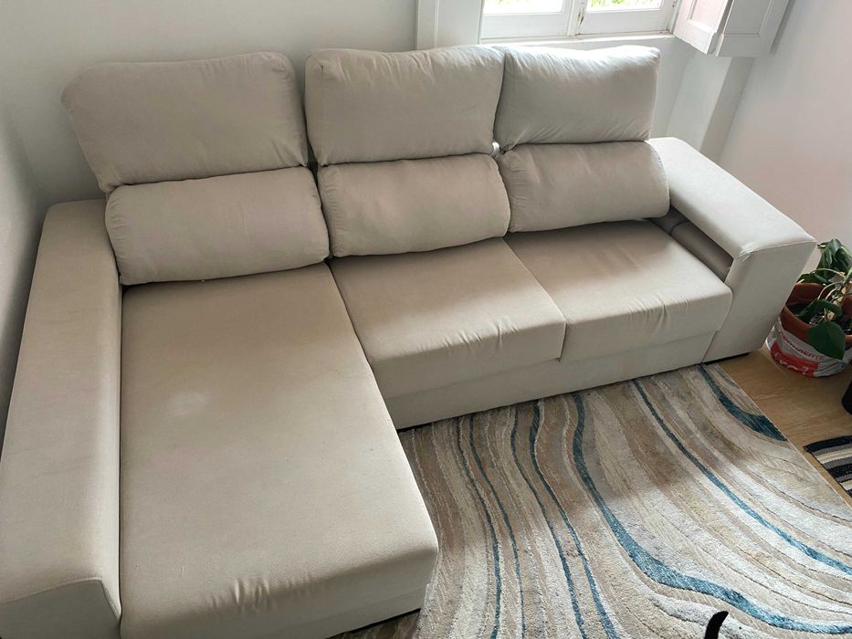 Sofá chaise longue em L com puff(s) – cor bege