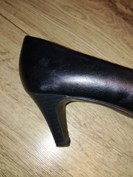 Buty damskie na obcasie w rozmiarze 37.