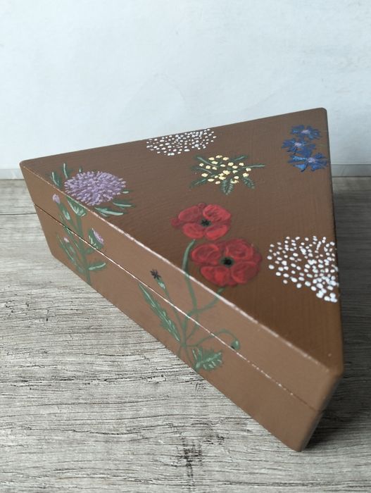 Piękna drewniana szkatułka skrzyneczka z motywem kwiatów polnych
