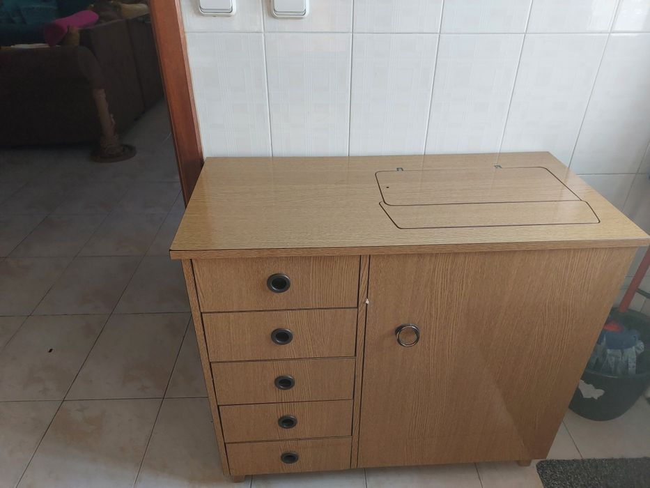 Máquina de costura com móvel