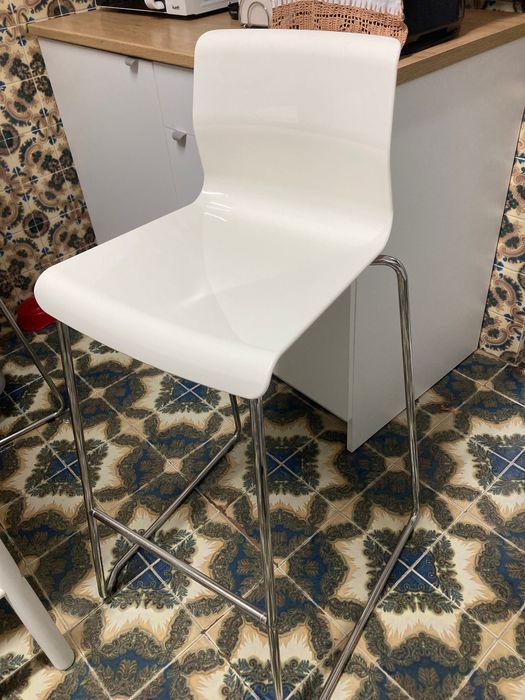 Mesa alta com 4 cadeiras altas IKEA