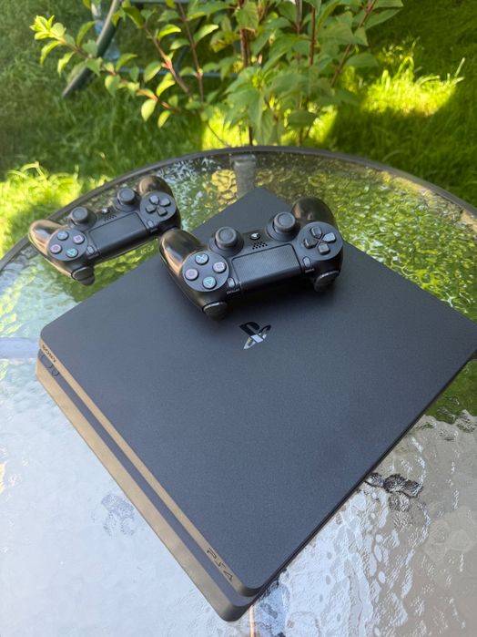 Sony PlayStation 4 Slim 1TB + 2 оригінальні DualShock 4 + 4 гри в подарунок!