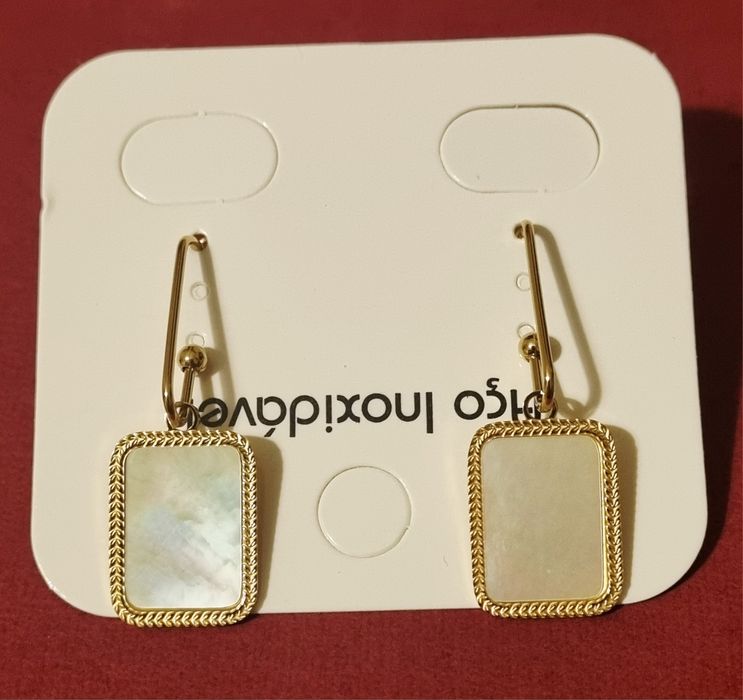 Brincos dourados, em aço, com madrepérola retangular.