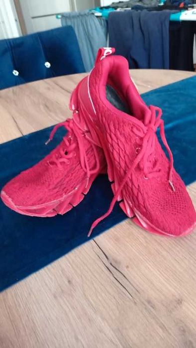 Czerwone buty 40 na nietypowej podeszwie wkładka 26 cm