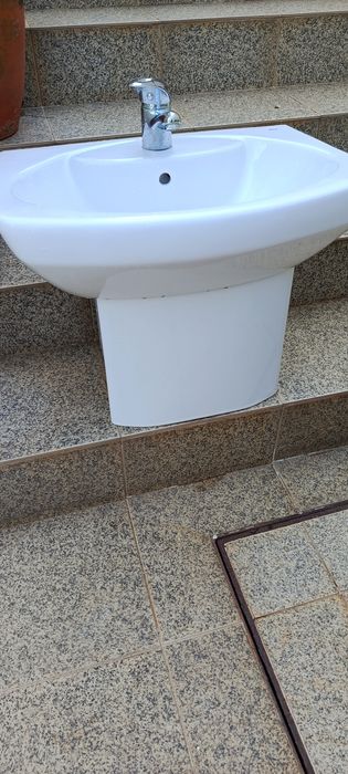 Lavatório  com coluna suspensa