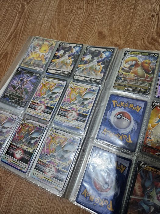 Cerca de 900 cartas de pokemon
