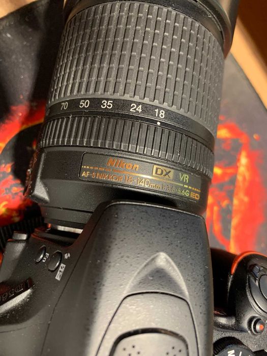 Nikon D5600 + Nikkor 18-140mm + Nikkor 35mm + torba