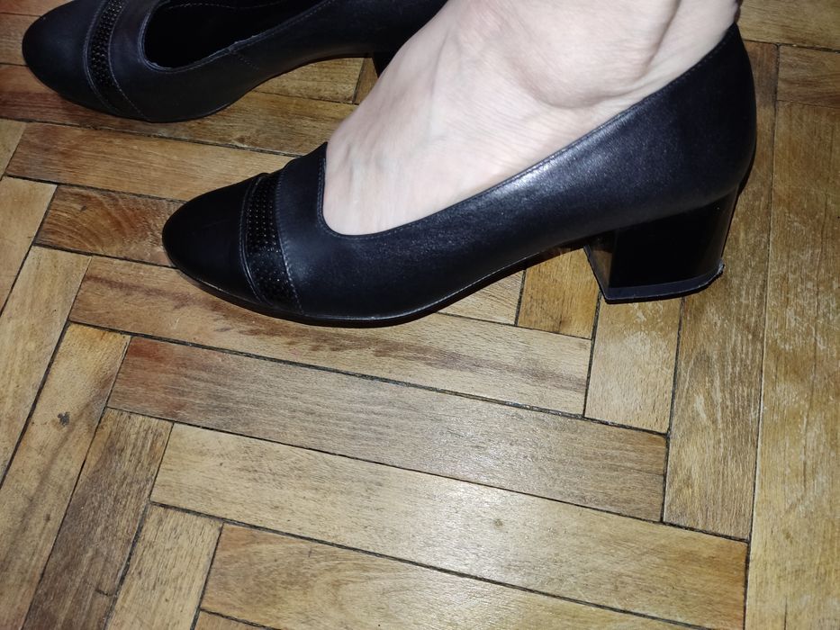 Шкіряні туфлі на невисоких підборах