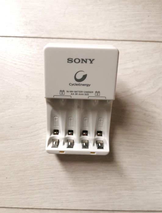 Ładowarka baterii akumulatorków AA lub AAA