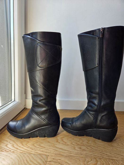 Botas pretas cano alto em pele da Clarks, muito confortáveis