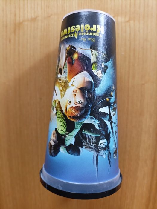 Plastikowy kubek z przykrywką