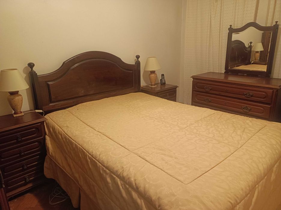 Mobília de quarto completa em madeira