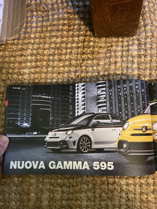 Catálogo gama Abarth 595. Versão em italiano, muito bom. Fiat