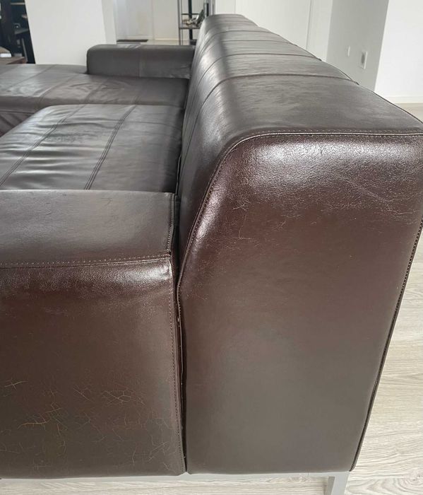 Sofá em Pele Castanho Escuro com chaise Long